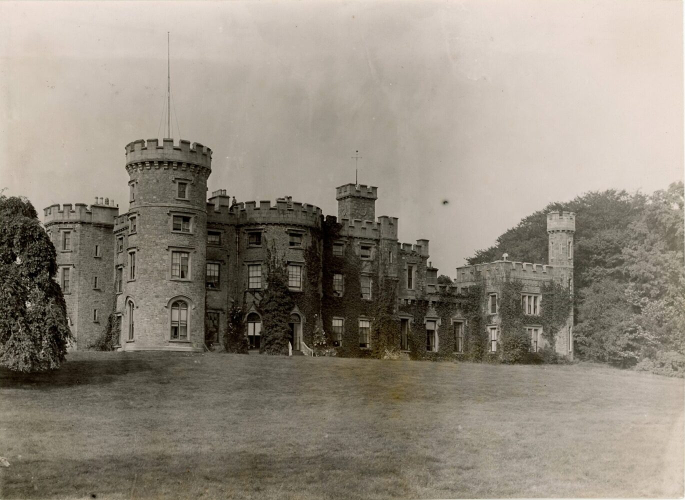 Photograph of Killua Castle. Wilson Papers, P450/R/IAV/1/2/4/1
